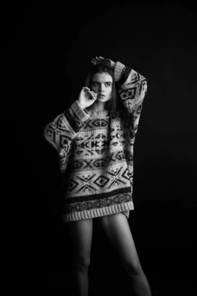 Ragazza Bruna Con Maglione Voluminoso Muove Liberamente Balla Ritratto Arte — Foto Stock