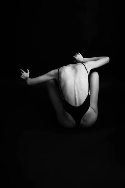 Corps Fille Studio Femme Nue Dans Noir Belle Colonne Vertébrale — Photo