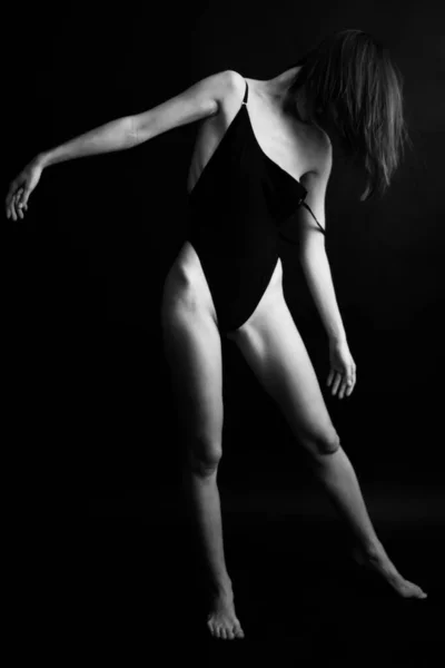 Модный Монохромный Портрет Сексуальной Красивой Молодой Женщины Bodysuit Sexy Девушки — стоковое фото