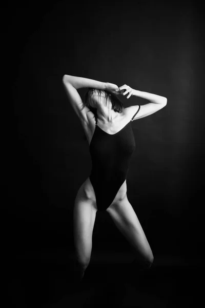 Μοδάτο Μονόχρωμο Πορτραίτο Της Σέξι Όμορφη Νεαρή Γυναίκα Bodysuit — Φωτογραφία Αρχείου