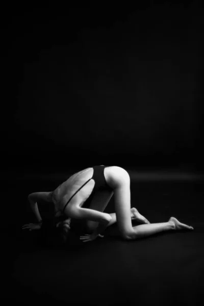 スタジオでの裸体の少女 暗闇に戻って裸の女性 美しい女性の背骨 — ストック写真