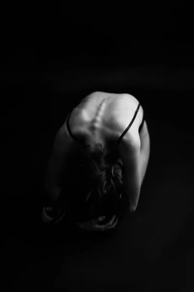 Corps Fille Studio Femme Nue Dans Noir Belle Colonne Vertébrale — Photo