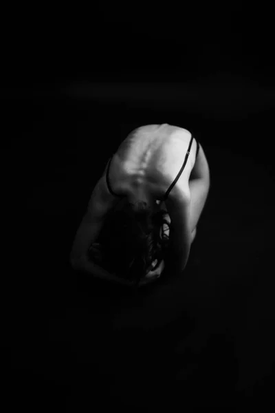 Κορίτσι Γυμνό Σώμα Στο Studio Γυμνή Γυναίκα Πίσω Στο Σκοτάδι — Φωτογραφία Αρχείου