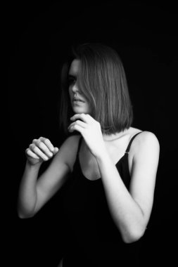 Moda monokrom portresi. Vücut kıyafetli güzel bir kadın. Seksi kız.