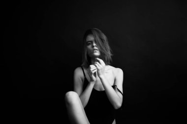 Moda monokrom portresi. Vücut kıyafetli güzel bir kadın. Seksi kız.