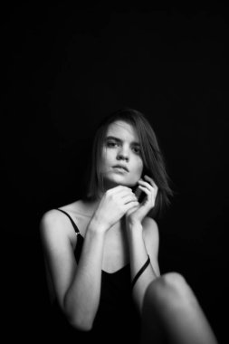 Moda monokrom portresi. Vücut kıyafetli güzel bir kadın. Seksi kız.