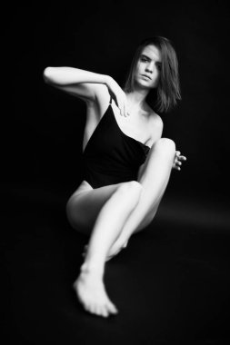 Moda monokrom portresi. Vücut kıyafetli güzel bir kadın. Seksi kız.