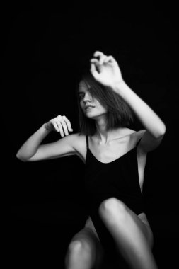 Moda monokrom portresi. Vücut kıyafetli güzel bir kadın. Seksi kız.