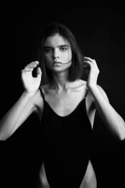 Moda monokrom portresi. Vücut kıyafetli güzel bir kadın. Seksi kız.
