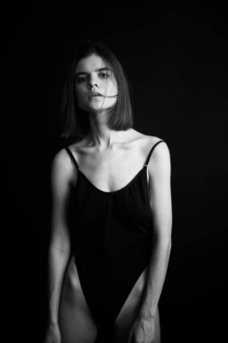 Moda monokrom portresi. Vücut kıyafetli güzel bir kadın. Seksi kız.