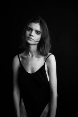Moda monokrom portresi. Vücut kıyafetli güzel bir kadın. Seksi kız.