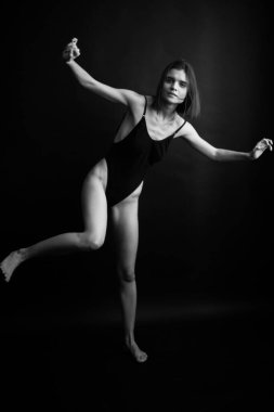 Moda monokrom portresi. Vücut kıyafetli güzel bir kadın. Seksi kız.