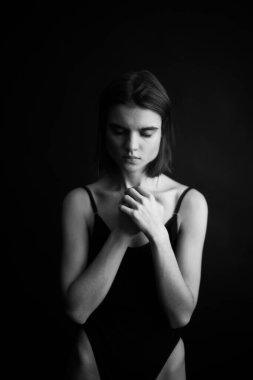 Moda portresi, siyah elbiseli dansçı, siyah beyaz fotoğraf.