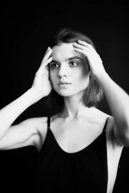 Siyah vücutlu kız dansçının siyah beyaz portresi, bulanık film fotoğrafı.