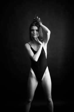 Siyah vücutlu kız dansçının siyah beyaz portresi, bulanık film fotoğrafı.