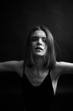 Siyah vücutlu kız dansçının siyah beyaz portresi, bulanık film fotoğrafı.