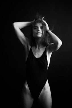 Siyah vücutlu kız dansçının siyah beyaz portresi, bulanık film fotoğrafı.