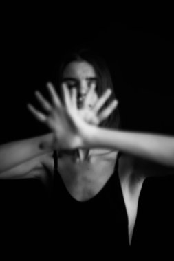 Siyah vücutlu kız dansçının siyah beyaz portresi, bulanık film fotoğrafı.