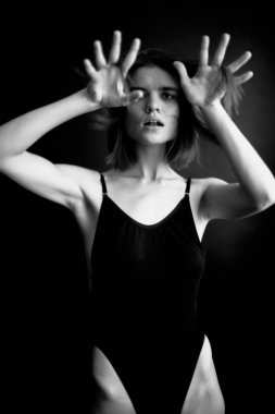 Siyah vücutlu kız dansçının siyah beyaz portresi, bulanık film fotoğrafı.