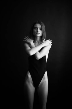 Siyah vücutlu kız dansçının siyah beyaz portresi, bulanık film fotoğrafı.