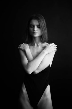 Siyah vücutlu kız dansçının siyah beyaz portresi, bulanık film fotoğrafı.