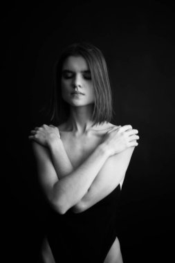 Moda portresi, siyah elbiseli dansçı, siyah beyaz fotoğraf.