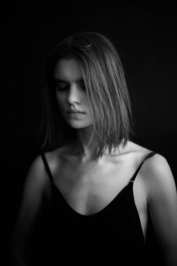 Moda portresi, siyah elbiseli dansçı, siyah beyaz fotoğraf.