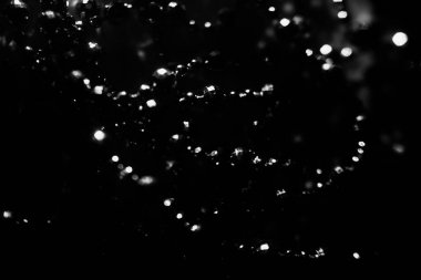 Gümüş boncuklardan oluşan bir çelenk yakın plan, güzel soyut kompozisyon, yeni yıl ve tatil geçmişi