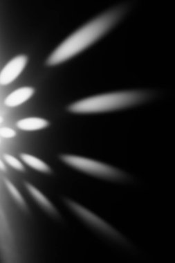 Siyah beyaz çelenk, parlak soyut arkaplan