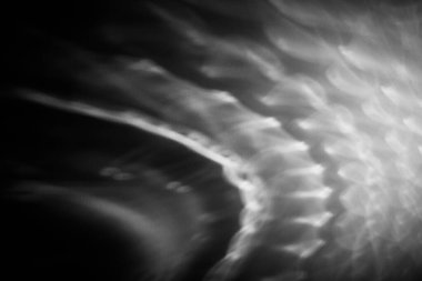 Siyah ve beyaz soyut arka plan, ateşten güzel bir parıltı, desenli arka plan.