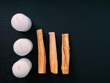 Palo Santo ağacının dağılmış dalları karanlık bir arka planda. Üst Manzara. Latin Amerika 'dan organik kutsal ağaç tütsüsü. Doğal tütsü renginde yakın plan fotoğraf.