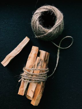 Palo Santo ağacının dağınık dalları, karanlık arka planda güzel bir yerleşim yeri. Üst Manzara. Latin Amerika 'dan organik kutsal ağaç tütsüsü. 