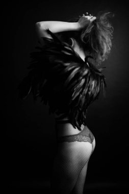 Balık ağı taytlı bir kız, güzel bir kadının göz alıcı moda fotoğrafı.