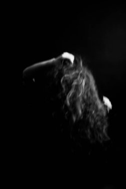  Tüylü bir kız, ince bir kadın vücudunda kuzgun tüyünden yapılmış güzel bir pelerin, siyah beyaz moda fotoğrafı.