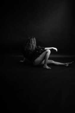 Balık ağı taytlı bir kız, güzel bir kadının göz alıcı moda fotoğrafı.