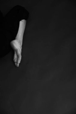 Güzel bir kızın, moda ve sanatın siyah beyaz portresi.