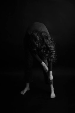 Genç bir kadının dramatik portresi