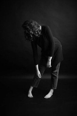 Genç bir kadının dramatik portresi