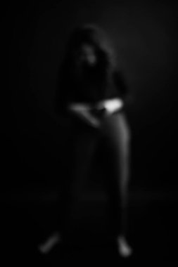 Sanat fotoğrafçılığı, dansçı duyguları hareket yoluyla ifade eder, siyah arkaplanda vücut soyutlaması.