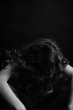 Güzel bir kızın, moda ve sanatın siyah beyaz portresi.