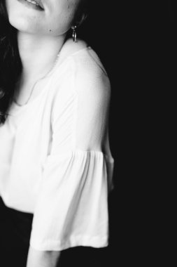 Moda sanat stüdyosu güzel bir kızın siyah beyaz portresi. 