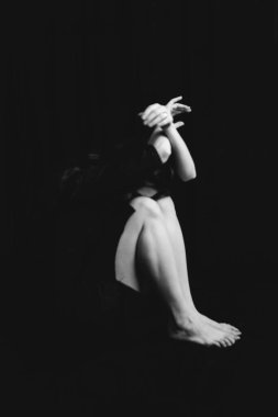 Siyah beyaz bir kadın portresi. Basit ve güzel bir dansçı portresi