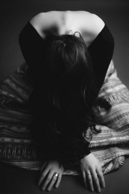 Modaya uygun bir fotoğraf, siyah arka planda uzun etekli bir dansçı otantik hareket ediyor.