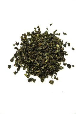 Soyut çay arkaplanı, çay yaprakları yakın plan, beyaz arka planda süt oolong