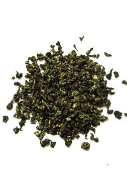 Soyut çay arkaplanı, çay yaprakları yakın plan, beyaz arka planda süt oolong