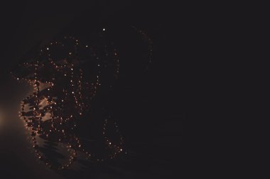 Karanlık arka planda soyut pembe bokeh. Tatil kavramı