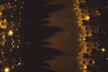 Siyah arka planda altın soyut bokeh. Tatil kavramı