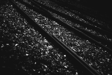 bir trafik demiryolunun siyah beyaz fotoğrafı, kentsel çevrenin geometrisi, kentsel manzara