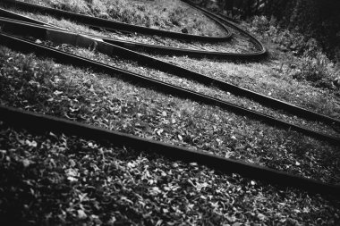 bir trafik demiryolunun siyah beyaz fotoğrafı, kentsel çevrenin geometrisi, kentsel manzara