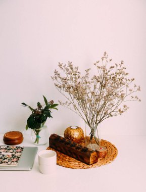 Kadınlar için ev ofis çalışma alanı. Serbest çalışma, iş yeri. Masalı, çimen buketli, kupalı, defterli, hafif estetik higge alanı. Modern iç tasarım